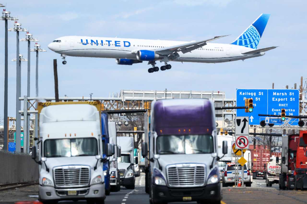 United Airlines just tweaked its profit outlook for the year. It’s still not enough for the stock.