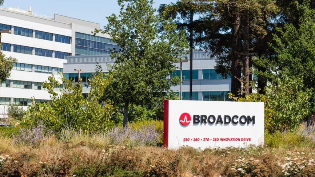Broadcom gives Wall Street plenty of reason to cheer, and its stock moves higher