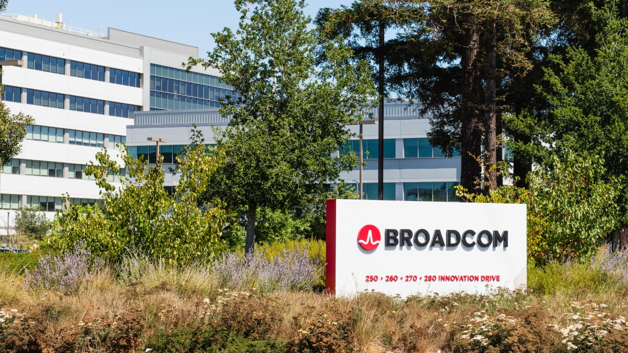 Broadcom gives Wall Street plenty of reason to cheer, and its stock moves higher