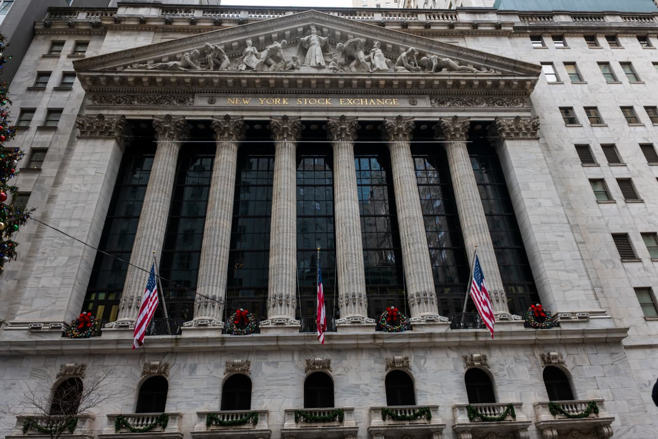 U.S. stock futures sink after Powell accuses Trump of intimidation over DOJ probe