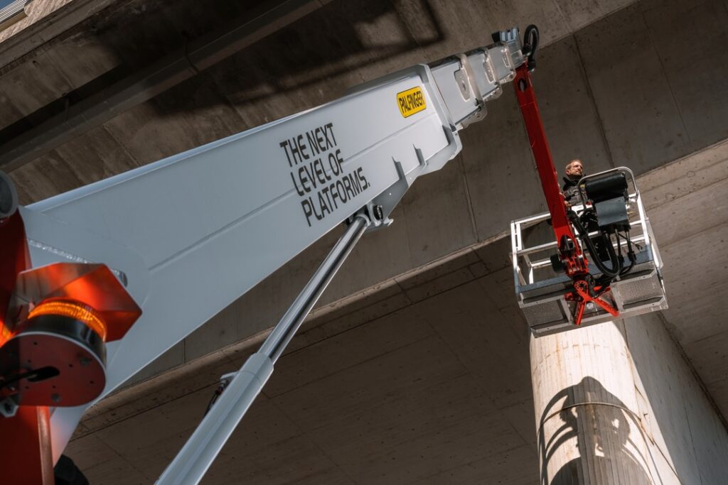 Palfinger picks APS to access UK sales
