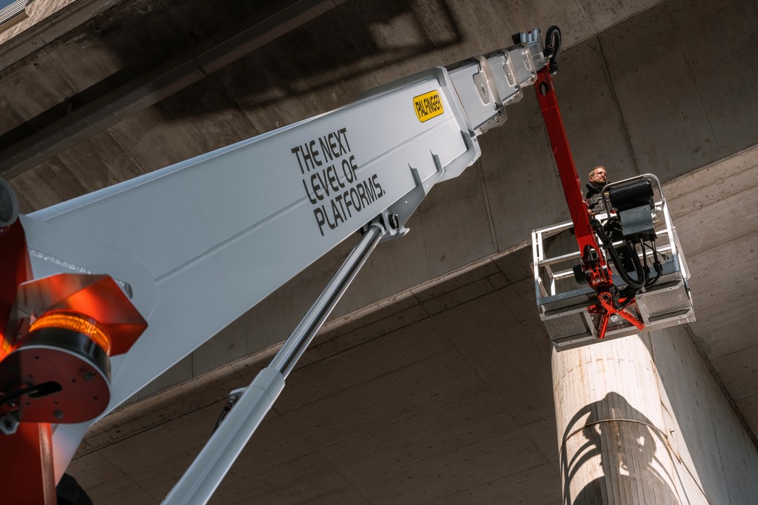 Palfinger picks APS to access UK sales