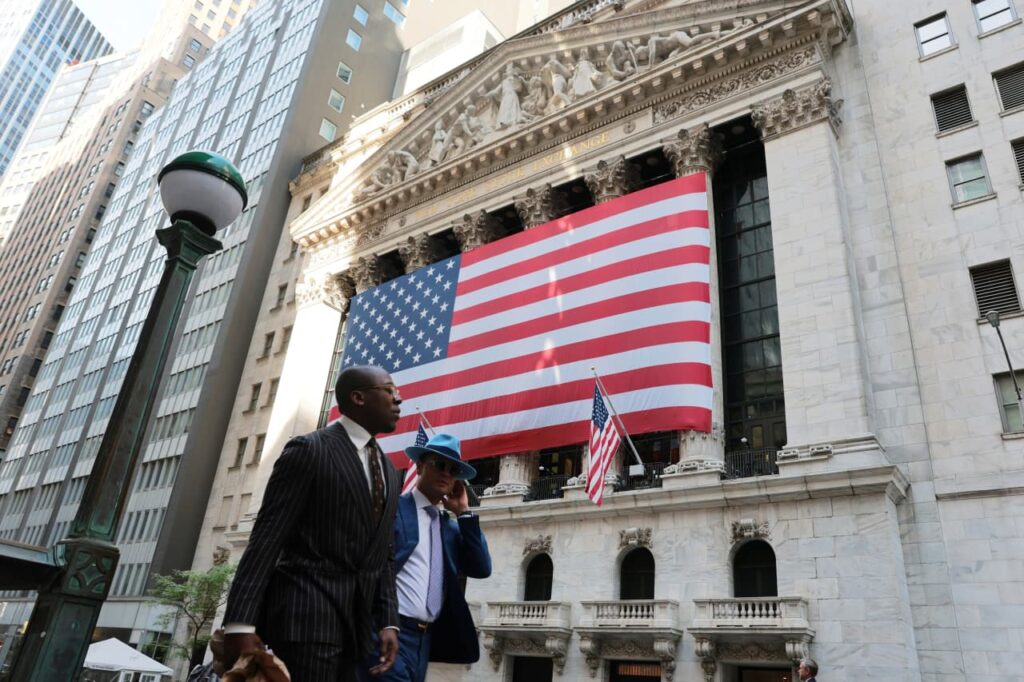Oil rises, U.S. stock futures flat as Wall Street looks to extend its winning streak