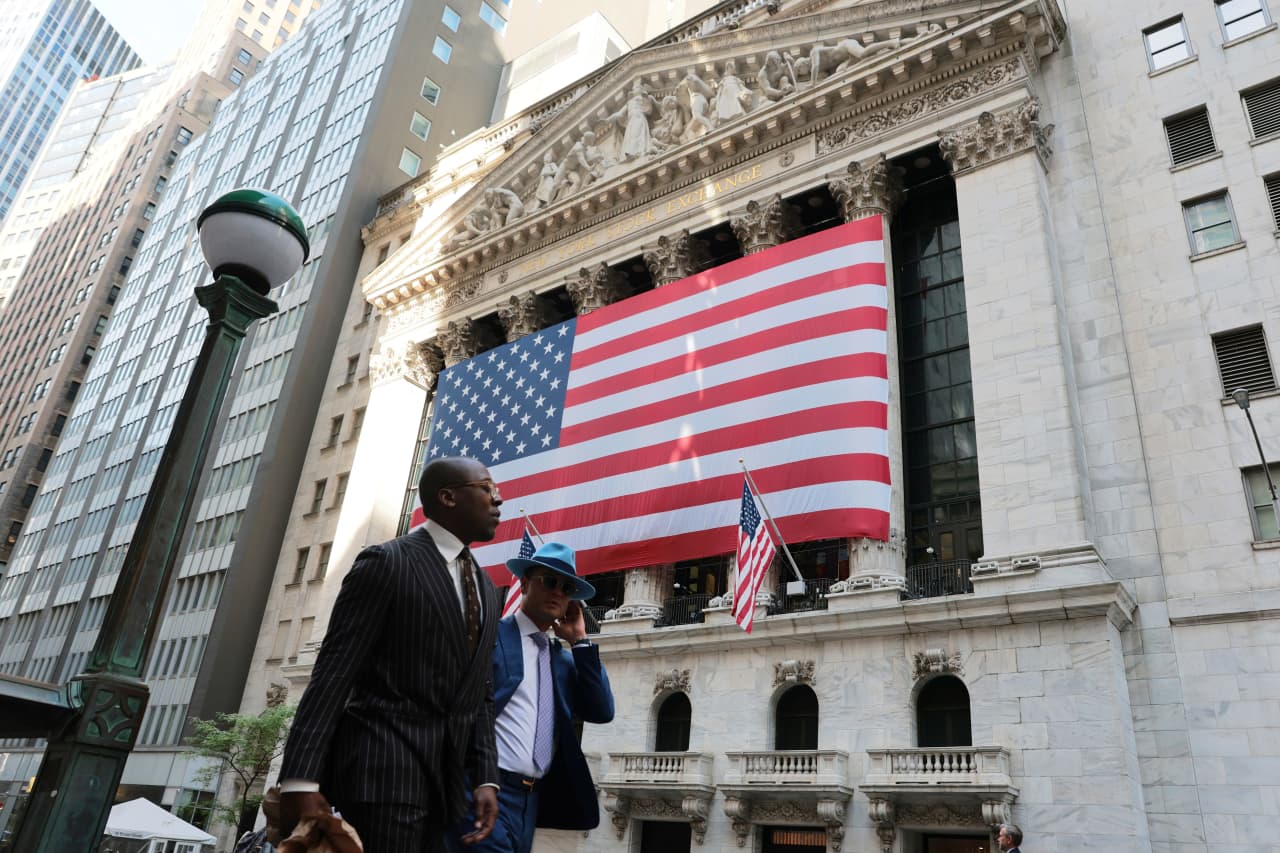 Oil rises, U.S. stock futures flat as Wall Street looks to extend its winning streak