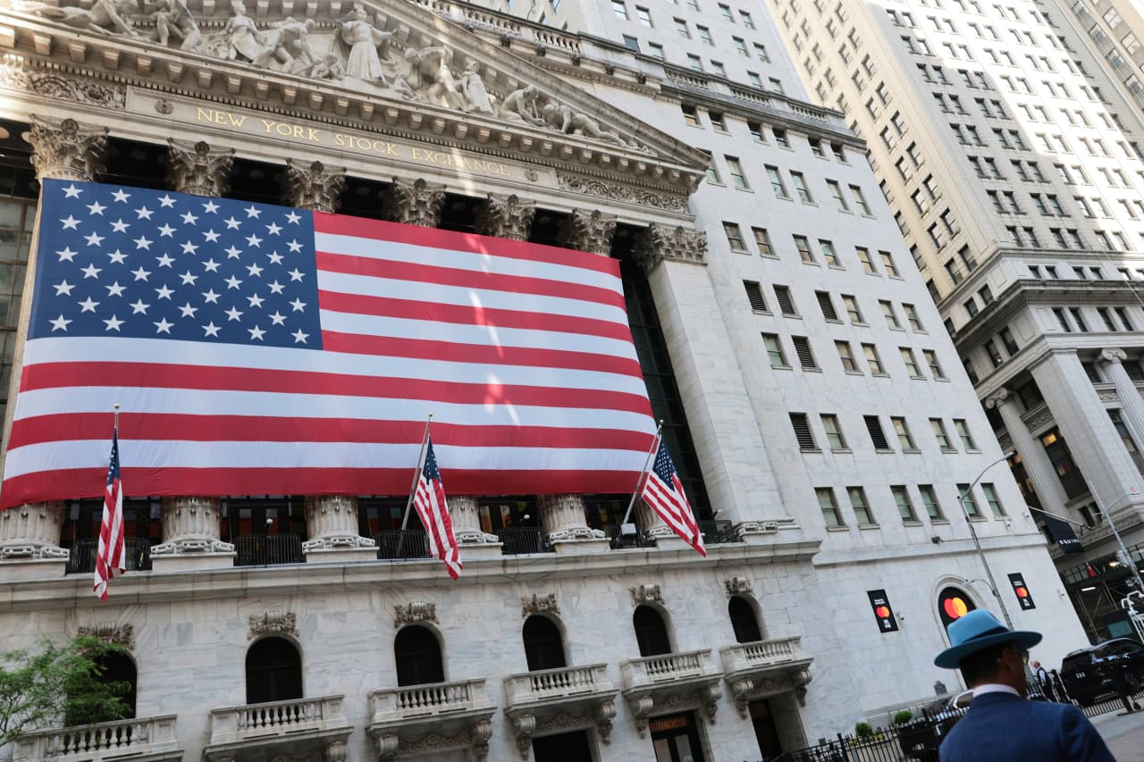 U.S. stock futures mixed, oil prices surge as new attacks threaten the cease-fire with Iran