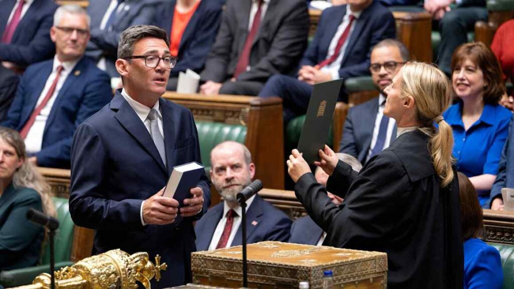 Burnham poised to succeed Starmer as UK prime minister