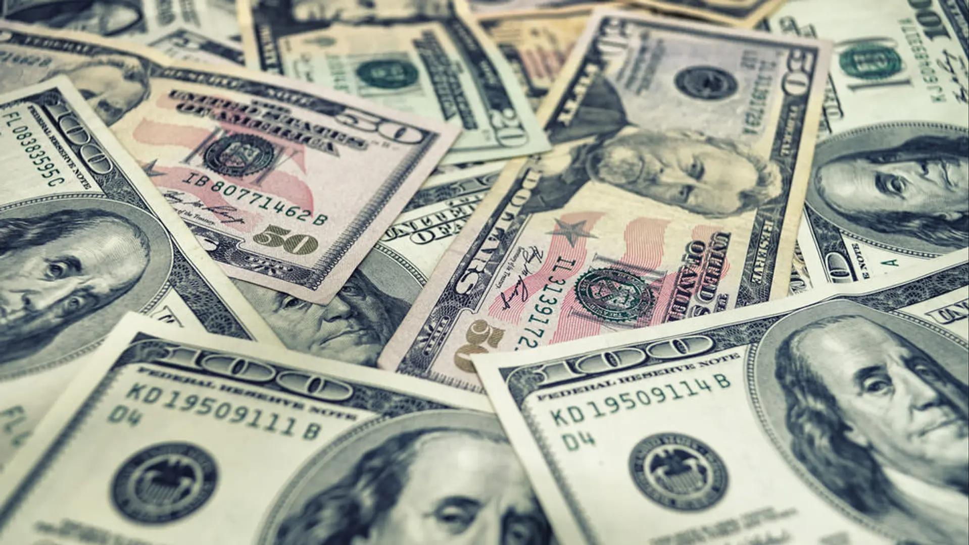 U.S. dollar climbs to 18-month high as bitcoin holds firm around $86,000